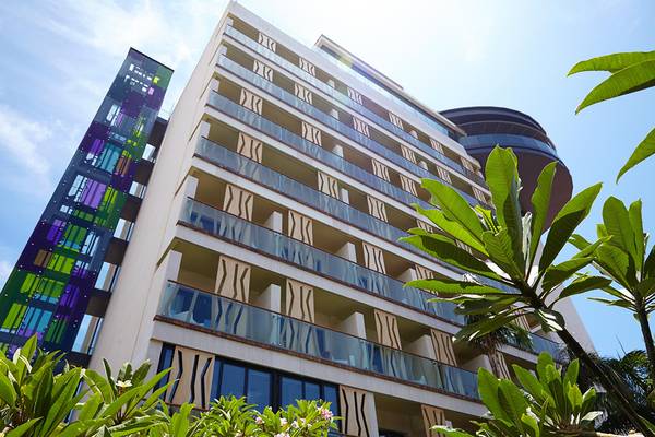 Außenansicht des Bohemia Suites & Spa Hochhauses mit farbigen Glaselementen und vielen Balkonen.