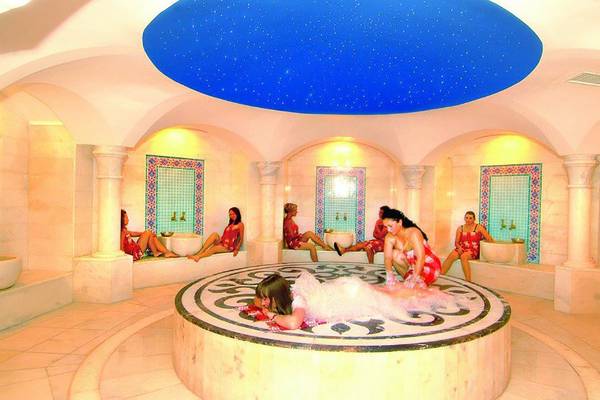 Frauen in einem Spa-Bereich des Royal Dragon Hotels mit Sternenhimmeldecke