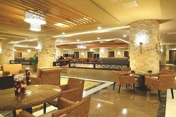 Lobby des Royal Dragon Hotels mit Sitzgelegenheiten und hohen Säulen.