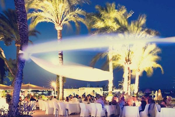 Abendessen im Freien im VIVA Golf Adults Only Hotel unter Palmen bei Nacht