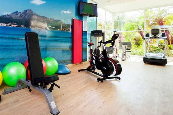Fitnessraum im VIVA Golf Adults Only Hotel mit Blick auf das Meer.