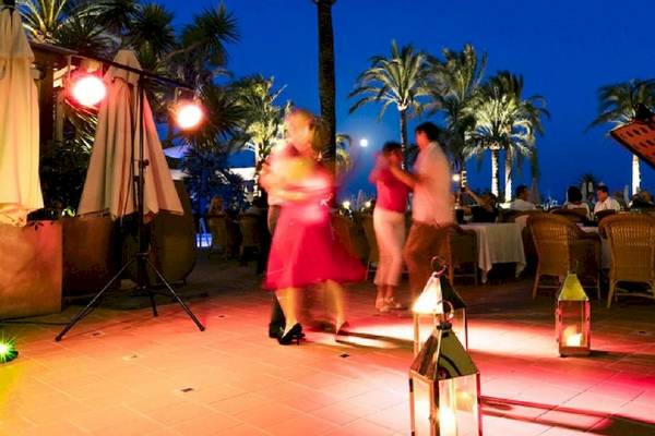 Viva Golf Adults Only Hotel mit Abendveranstaltung im Freien, Gästen tanzen bei Laternenbeleuchtung.