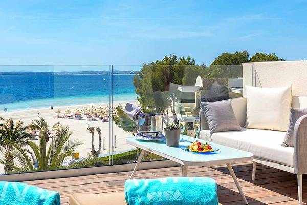 Ausblick vom Balkon des VIVA Golf Adults Only Hotels mit Blick auf den Strand und das Meer.