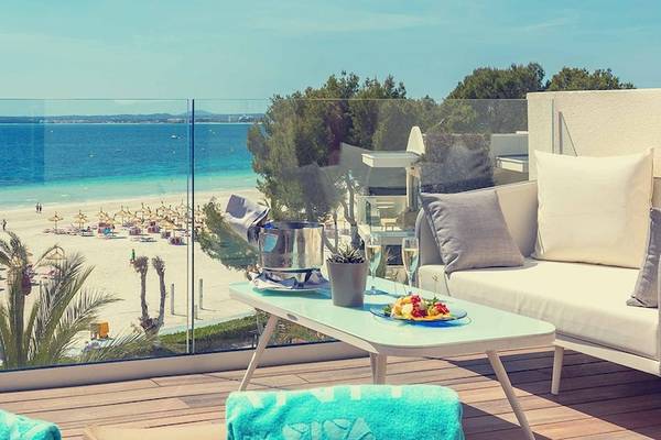 Balkon des Viva Golf Adults Only Hotel mit Blick auf den Strand und das Meer.