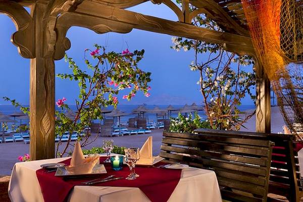 Außenterrasse des Charmillion Club Resorts mit Blick auf den Strand und das Meer.