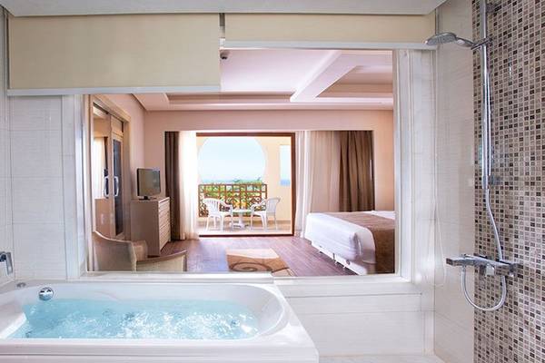 Charmillion Club Resort Badezimmer mit Whirlpool Blick auf das Schlafzimmer
