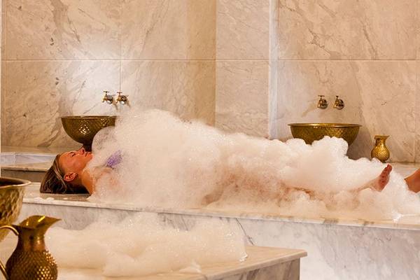 Frau genießt ein Seifenblasenbad im Charmillion Club Resort