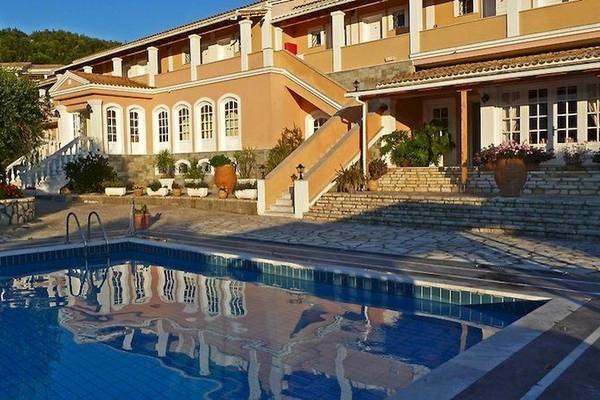 Außenansicht des Nefeli Hotels mit Swimmingpool und gepflegtem Garten.