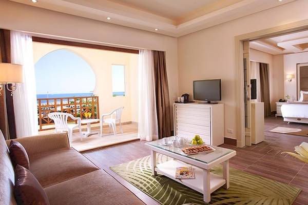 Innenansicht der Suite im Charmillion Club Resort mit Blick auf das Meer.