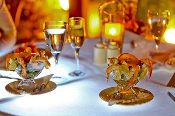 Dinnertisch im Charmillion Club Resort mit Vorspeisen, Wein und Kerzen.