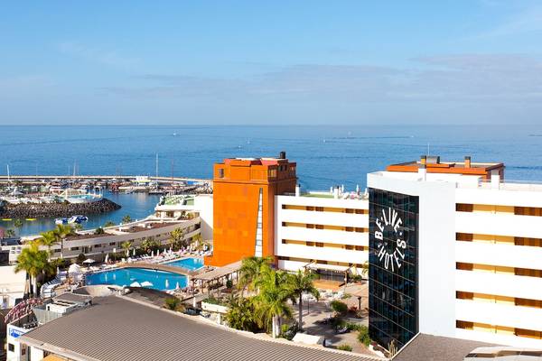 Luftaufnahme des Be Live Experience La Nina Hotels mit Blick auf den Hafen und das Meer.