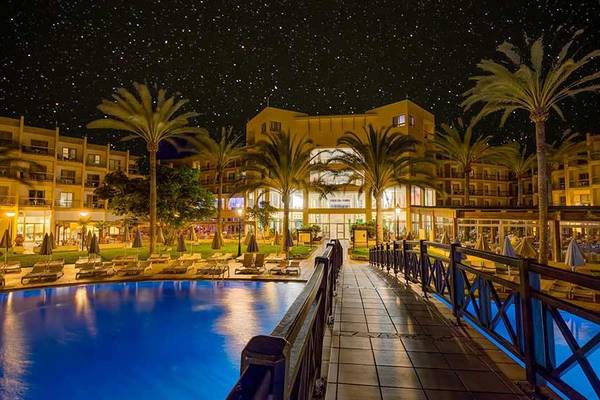 SBH Costa Calma Beach Resort bei Nacht mit Swimmingpool und Sternenhimmel