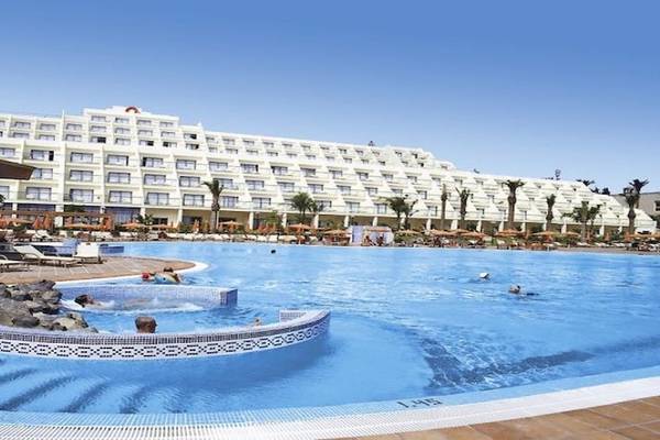 Außenpool des SBH Hotel Costa Calma Palace mit mehreren Schwimmern und Liegestühlen