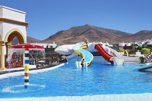 Wasserpark im Gran Castillo Tagoro Family & Fun Hotel mit Rutschen und Pool