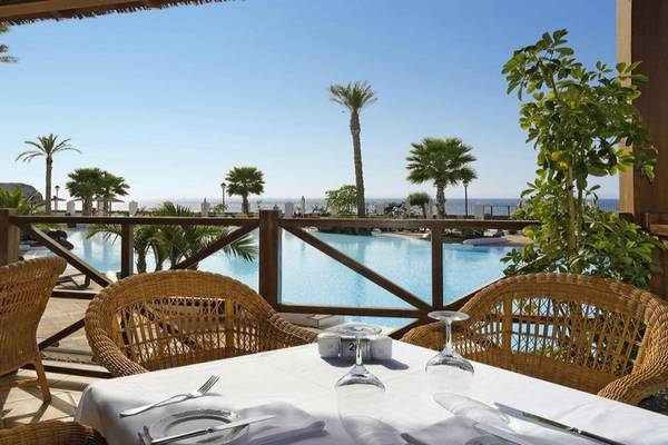 Terrasse des Gran Castillo Tagoro mit Blick auf den Pool und den Ozean.