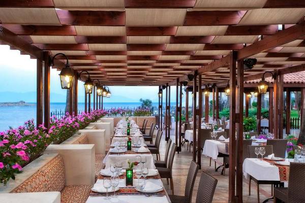 Terrassenrestaurant im Selectum Colours Bodrum Hotel mit Blick auf das Meer.