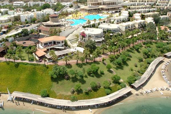 Luftaufnahme des Selectum Colours Bodrum Hotels mit Swimmingpool und vielen Gebäuden.