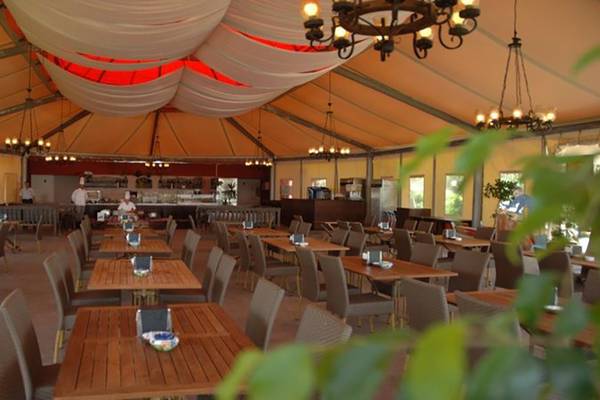 Innenansicht des Restaurants im Selectum Colours Bodrum Hotel mit gedeckten Tischen und Stühlen.