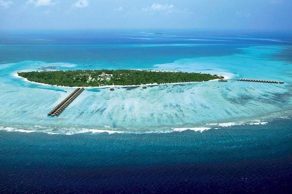 Luftaufnahme des Meeru Island Resorts & Spa auf einer kleinen Insel im Ozean.