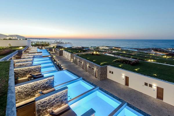 Luftaufnahme des Nana Princess Suites Pools mit Blick auf das Meer.