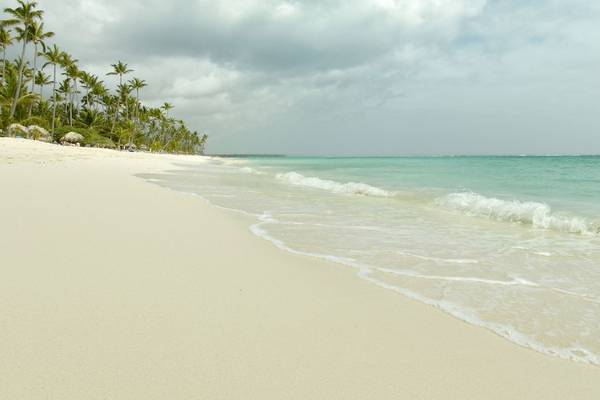 Strand des TRS Turquesa Hotels mit weißem Sand und türkisfarbenem Wasser