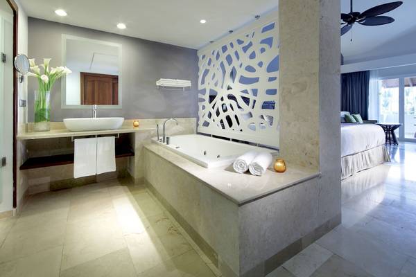Badezimmer im TRS Turquesa Hotel mit Badewanne, Waschbecken und Spiegel.