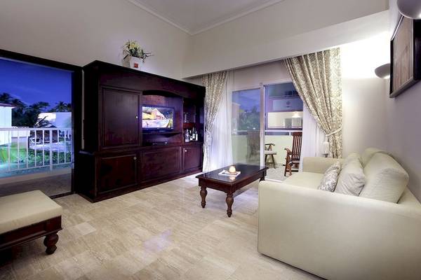Wohnzimmer im TRS Turquesa Hotel mit Fernseher, Couch und Tisch auf der Terrasse