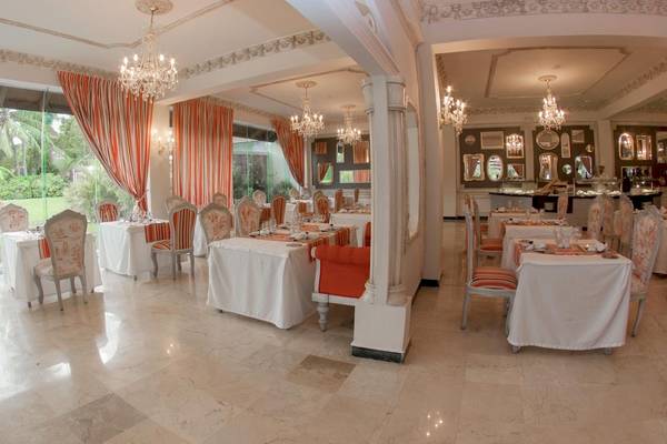 Innenbereich des TRS Turquesa Hotel mit eleganten Esstischen und Stühlen, Kristallkronleuchtern und Glaswänden.