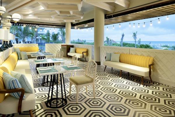 Innenansicht der Terrasse des TRS Turquesa Hotels mit Blick auf das Meer.