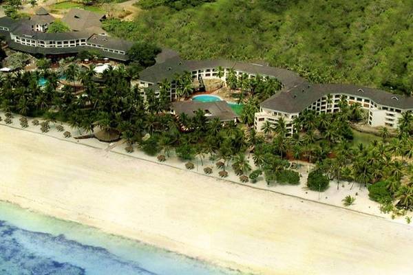 Luftaufnahme des Diani Reef Beach Resort & Spa am Strand mit Palmen und Swimmingpool