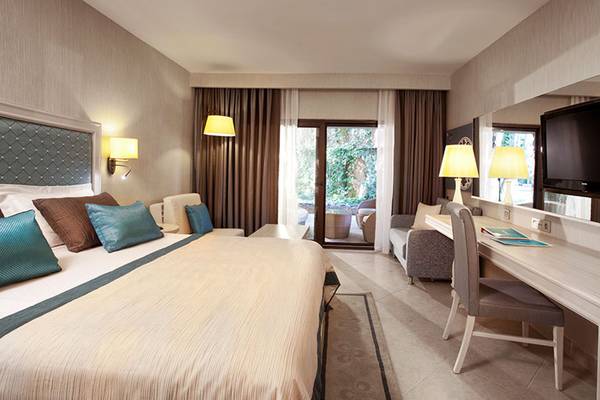 Hotelzimmer im Marti Myra mit großem Bett, Schreibtisch, Fernseher und offener Terrasse.