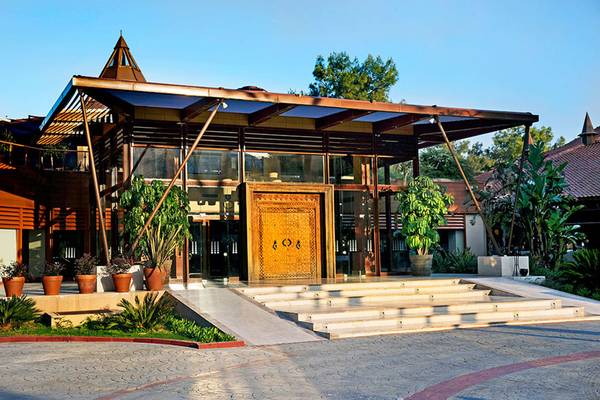 Vorderansicht des Marti Myra Hotels mit einem goldenen Eingang und gepflasterten Stufen.