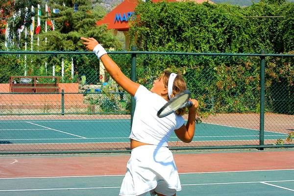 Tennisspielerin im Marti Myra Hotel beim Aufschlag