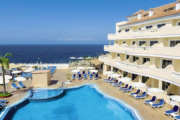 Außenpool und Sonnenliegen vor dem Bahia Flamingo Hotel mit Blick auf das Meer