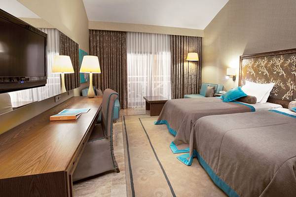 Doppelzimmer im Marti Myra Hotel mit zwei Betten, Schreibtisch und Fernseher