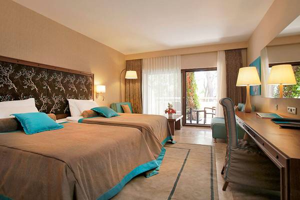 Doppelbettzimmer im Marti Myra Hotel mit moderner Einrichtung und Zugang zur Terrasse