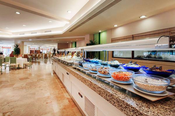 Buffetbereich im Marti Myra Hotel mit verschiedenen Speisen in Schalen.