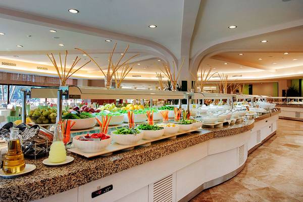 Buffet im Hotel Marti Myra mit verschiedenen Salaten und Gemüse in weißen Schüsseln.