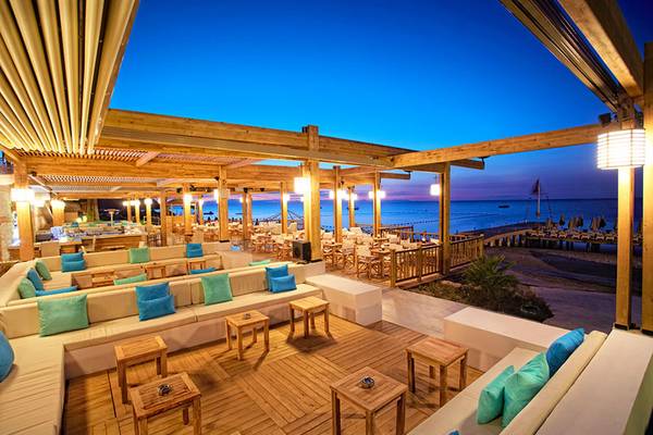 Terrasse des Marti Myra Hotels bei Abend mit Blick auf das Meer