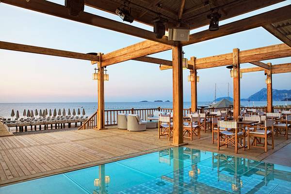 Terrasse des Marti Myra Hotels mit Pool und Meerblick bei Sonnenuntergang