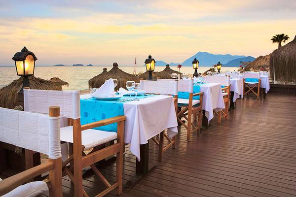 Terrasse des Marti Myra Hotels bei Sonnenuntergang mit Blick auf das Meer und die Berge