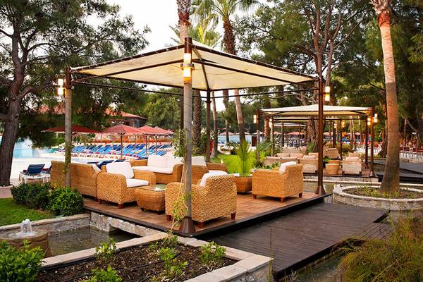 Garten-Terrasse im Marti Myra Hotel mit Sitzgruppe und Terrassendach