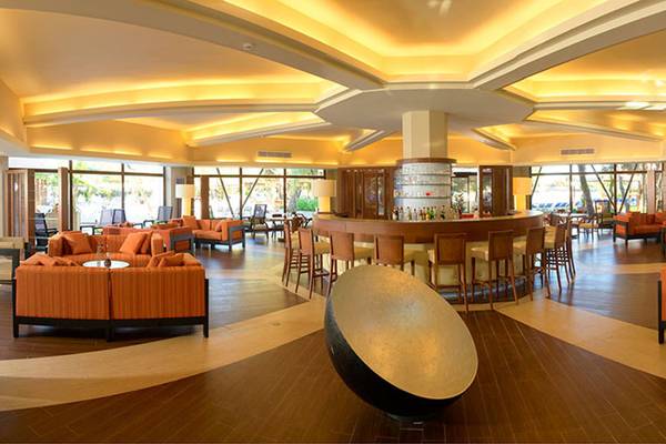 Loungebereich des Marti Myra Hotels mit Bar, orangefarbenen Sofas und moderner Einrichtung.