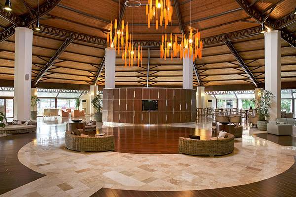 Innenansicht der Lobby des Marti Myra Hotels mit moderner Einrichtung, Holzboden und zentralen Möbeln.
