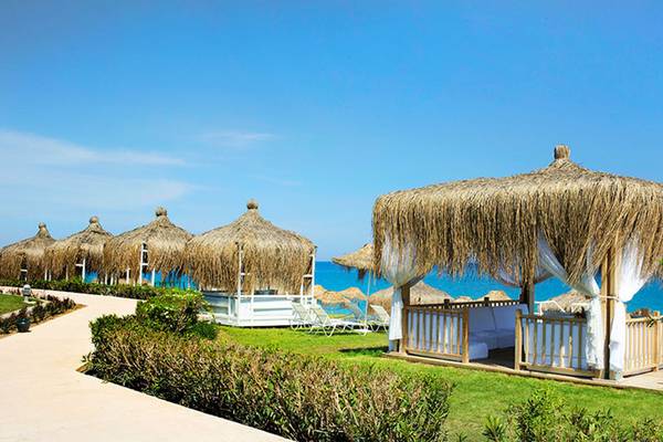 Außenbereich des Marti Myra Hotels mit Strandhütten und Blick aufs Meer