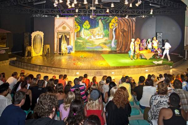Theateraufführung im Titan Select Hotel mit Zuschauern und einer Bühne im Wald.