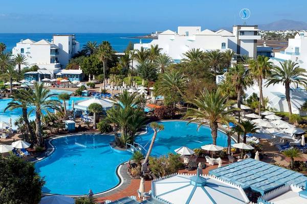 Luftaufnahme des Seaside Los Jameos Hotels mit Swimmingpools und weißen Gebäuden am Meer