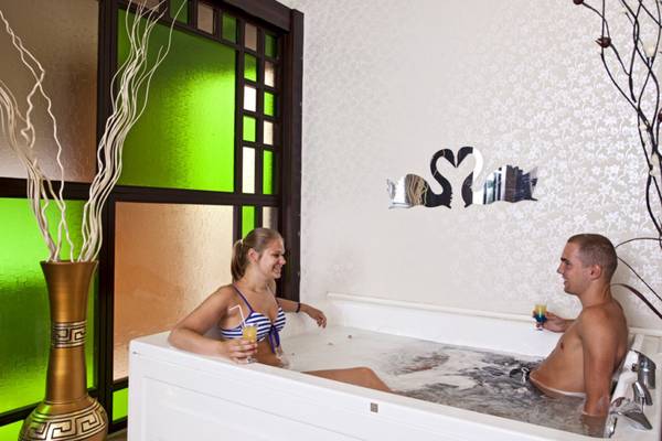 Ein Paar genießt einen Whirlpool im Titan Select Hotel.
