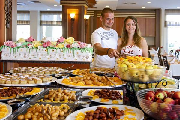 Ein Buffet im Hotel Titan Select mit einer Vielzahl von Gerichten und Desserts.