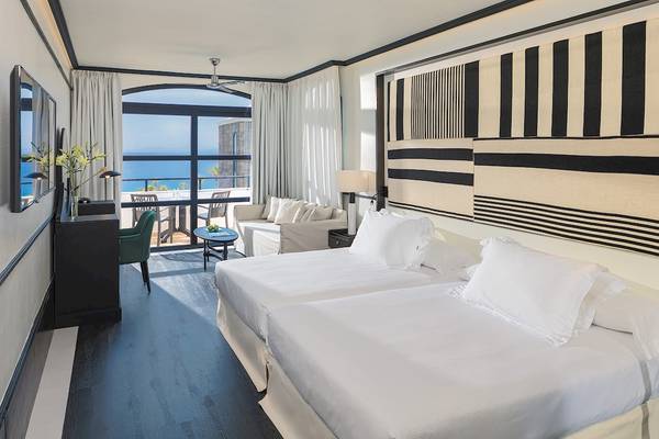 Doppelbett-Zimmer im H10 Rubicon Palace Hotel mit Meerblick.
